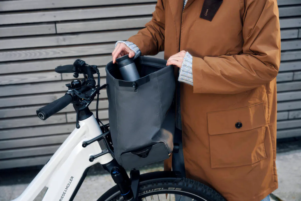 Close-up of handlebar and front cargo bag on pearl white Riese & Müller Multicharger2.