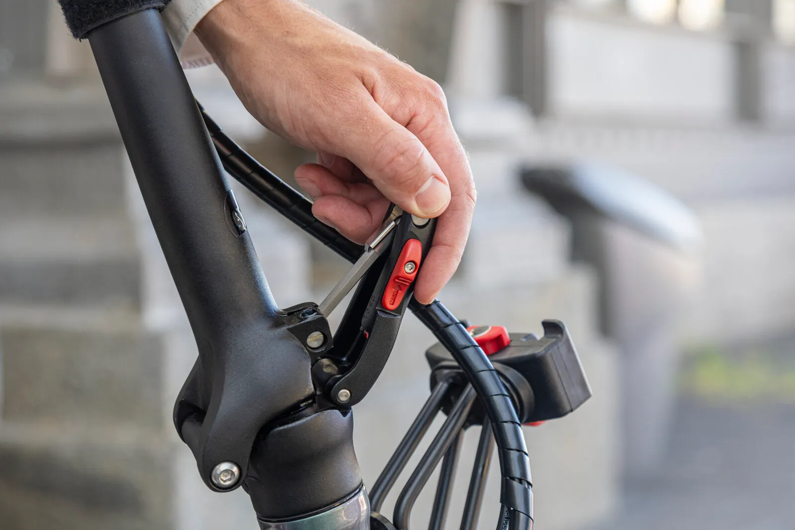 Releasing the handlepost catch to fold the Vektron.