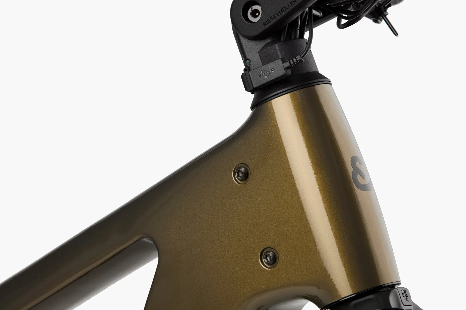 Close-up of the Delite5 head tube showing integrated USB-C charging port and Riese & Müller branding.