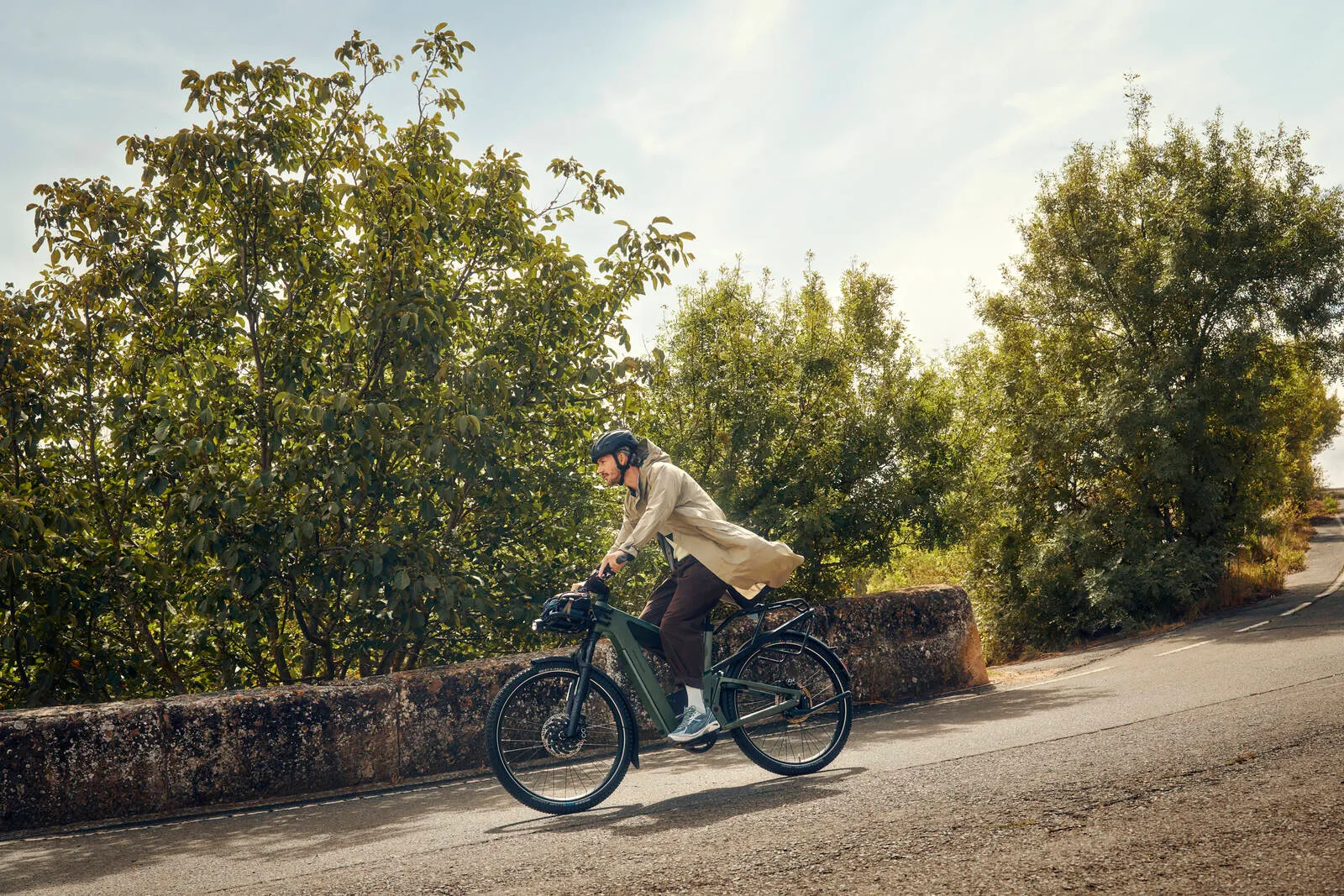 A cyclist riding Riese & Müller’s Superdelite5 through scenic surroundings.