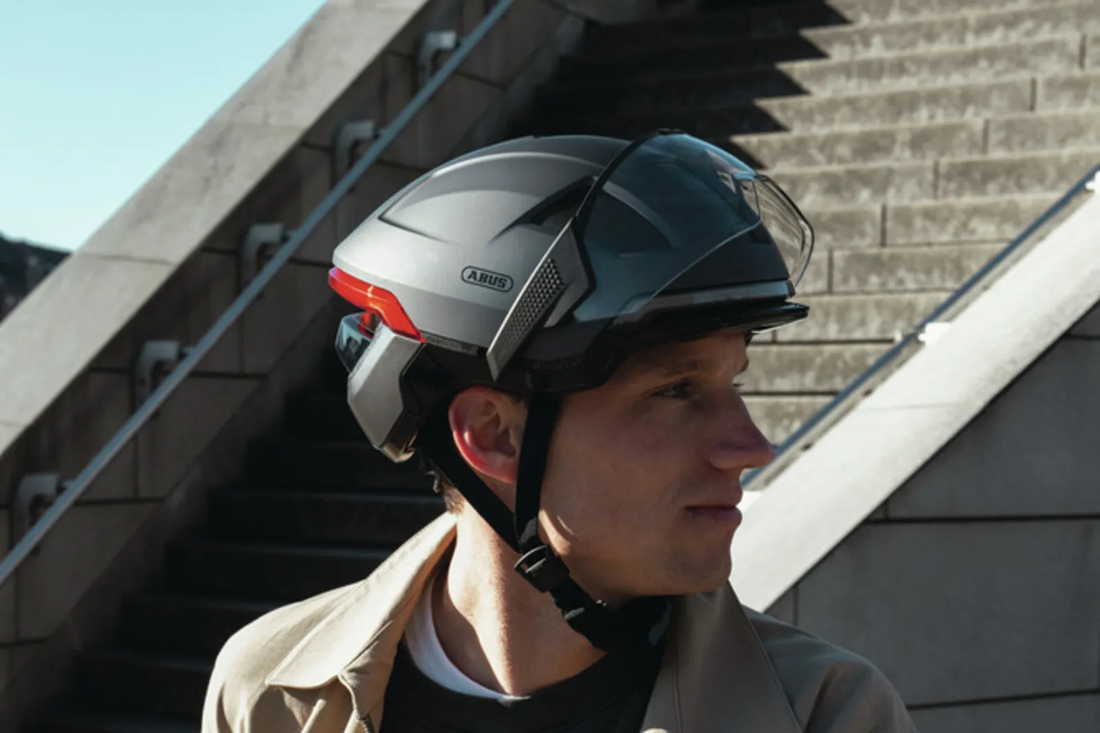 Rider wearing the ABUS HYP-E BL.ACE in volcano titan with clear visor attached