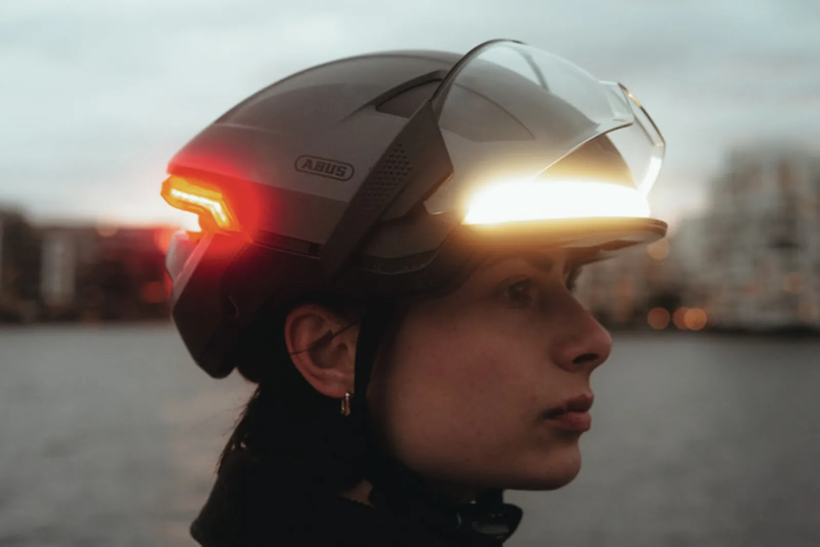 Close-up of the ABUS HYP-E BL.ACE in volcano titan, showing the magnetic visor and integrated lighting