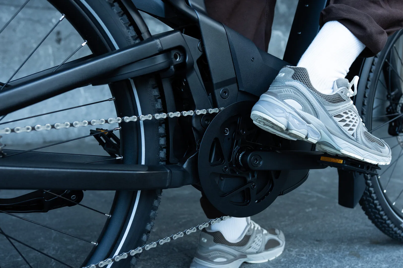 Close-up of the Delite5 Bosch motor, chainring and full suspension linkage.