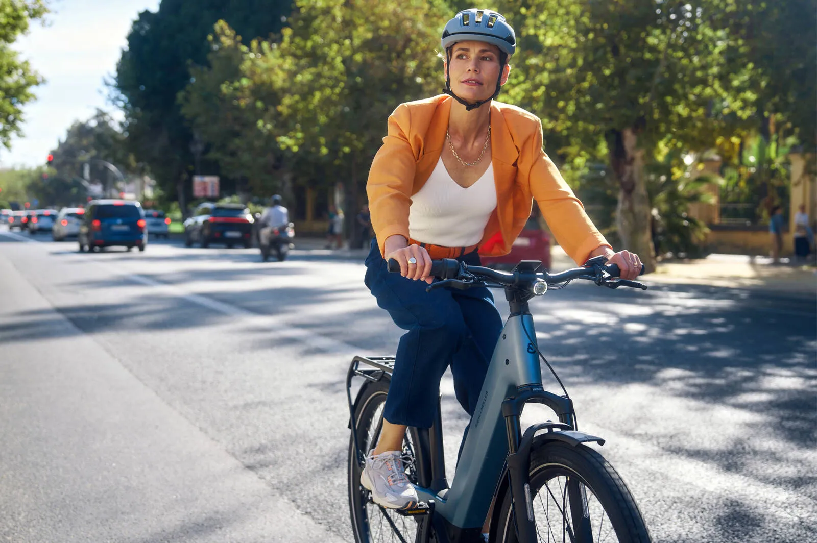 A cyclist riding the Nevo5 with Bosch motor through the city.