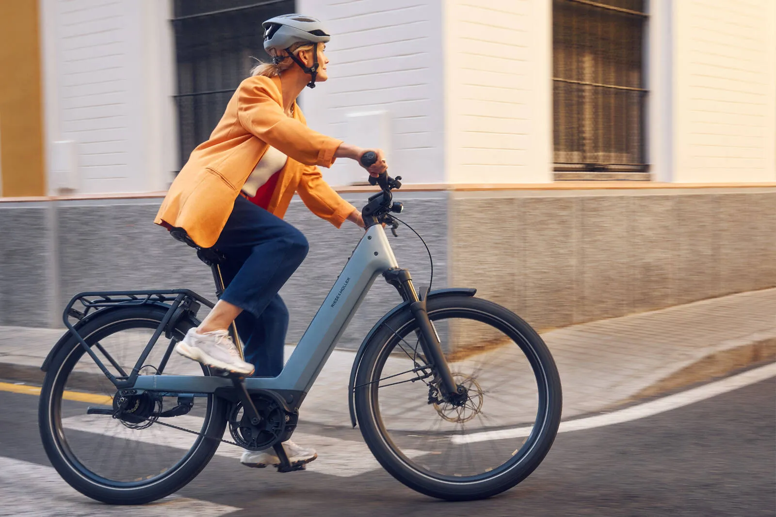 A relaxed cyclist enjoying the comfort of the Nevo5.