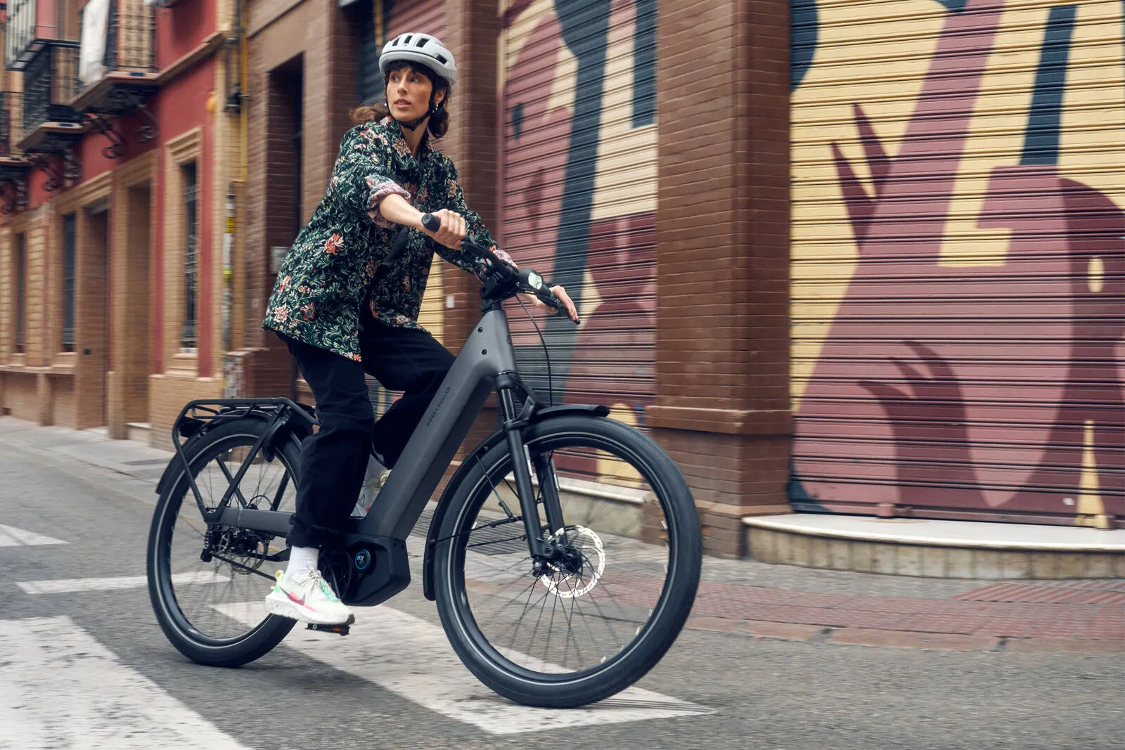 A cyclist enjoying the smooth Pinion drive on the Nevo5.