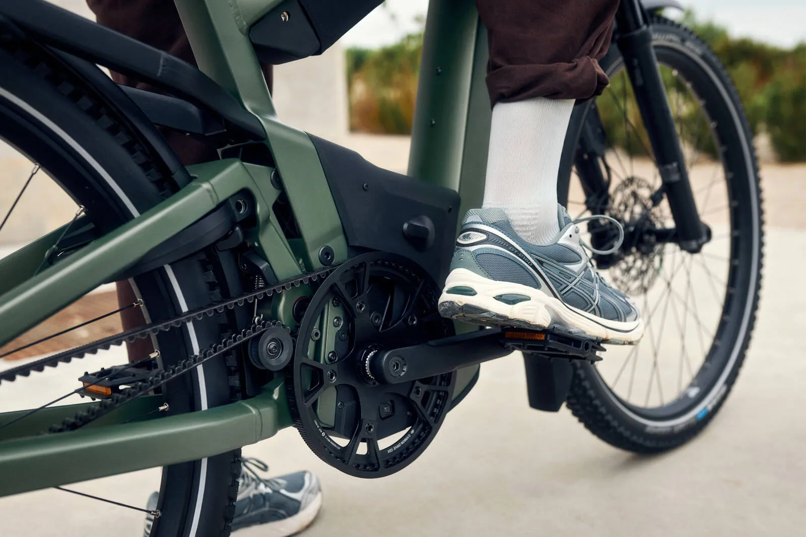 A cyclist riding the Superdelite5 with confidence on varied terrain.