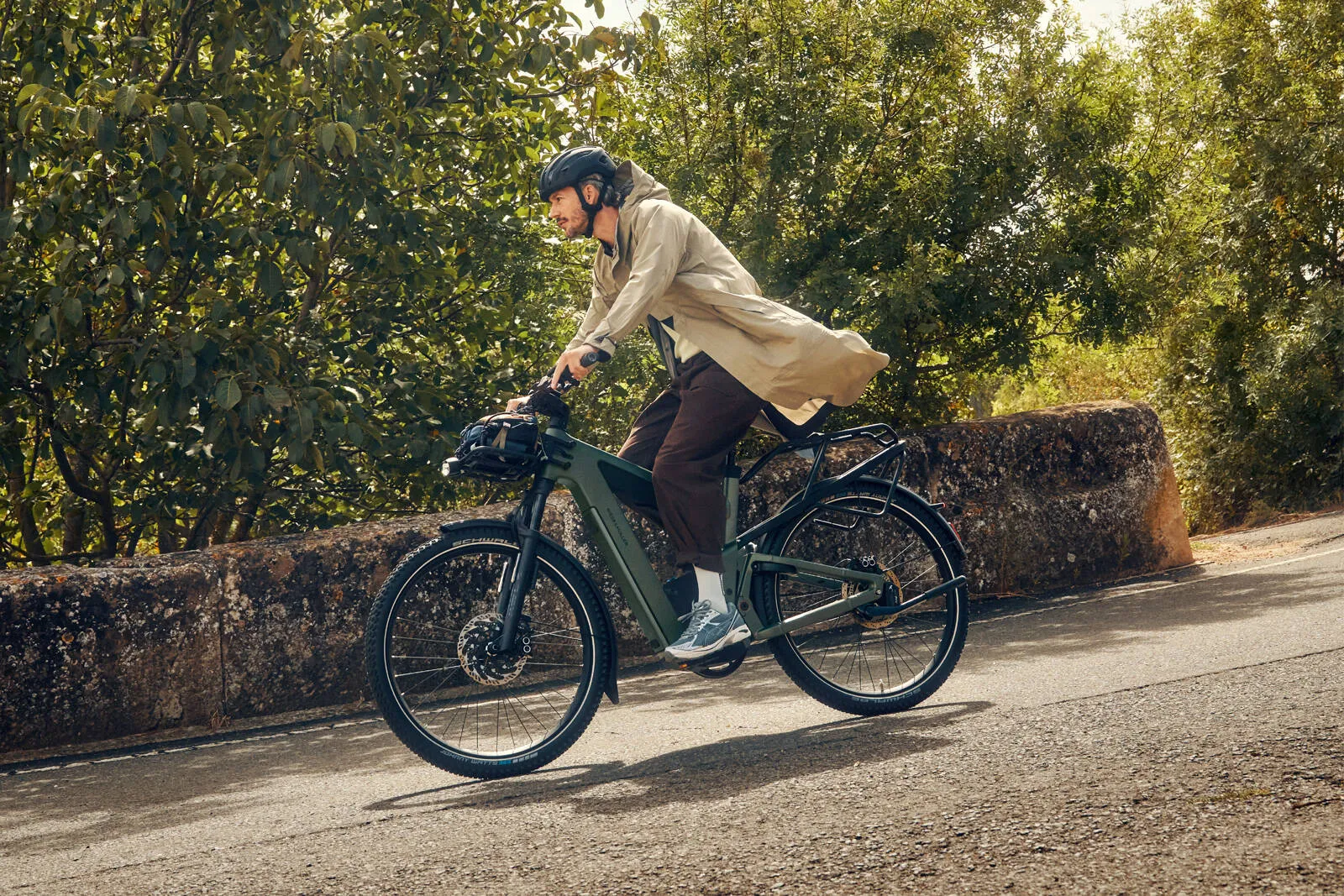 A relaxed cyclist enjoying a leisurely ride on the Superdelite5.
