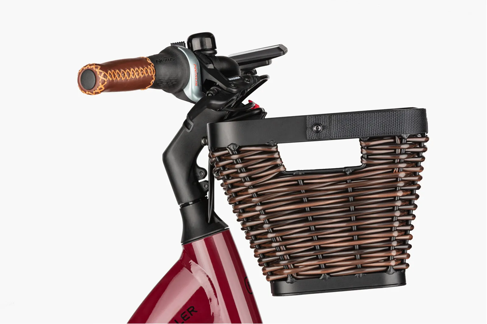 Close-up of the Swing5 handlebars with optional rattan-style front basket.