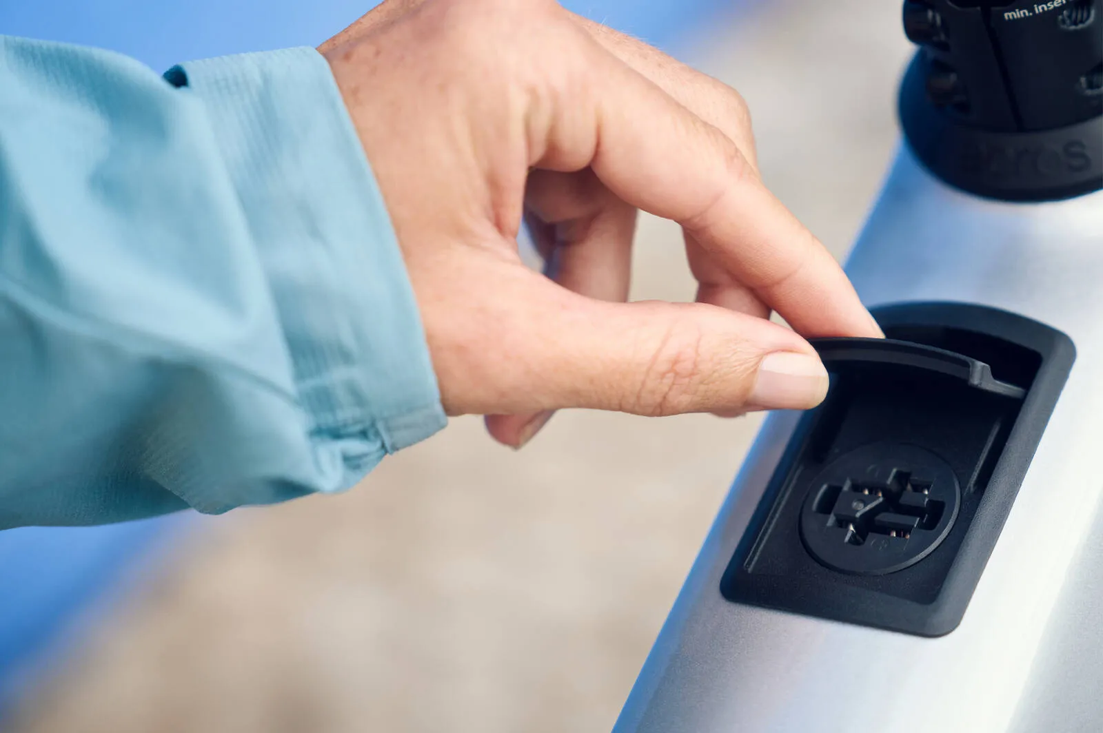 Riese & Müller Charger5 Mixte vario highlighting the comfortable riding position and frame geometry.