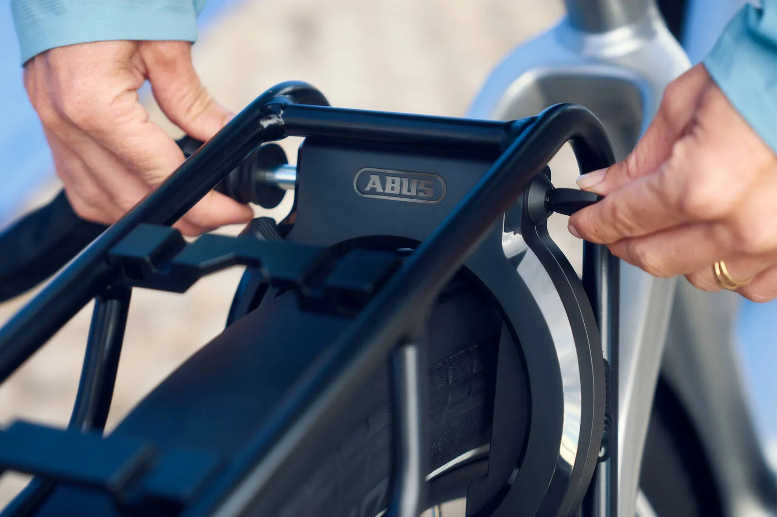 Riese & Müller Charger5 Mixte vario detail showcasing the integrated components.