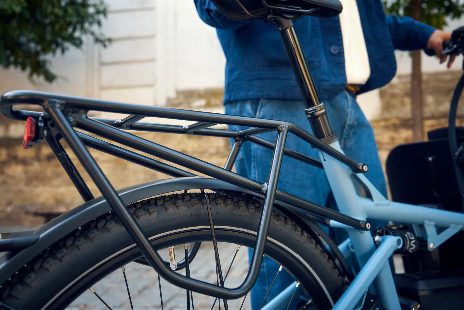 Close-up of the Load5 75 rear rack with integrated tail light and dropper seatpost.