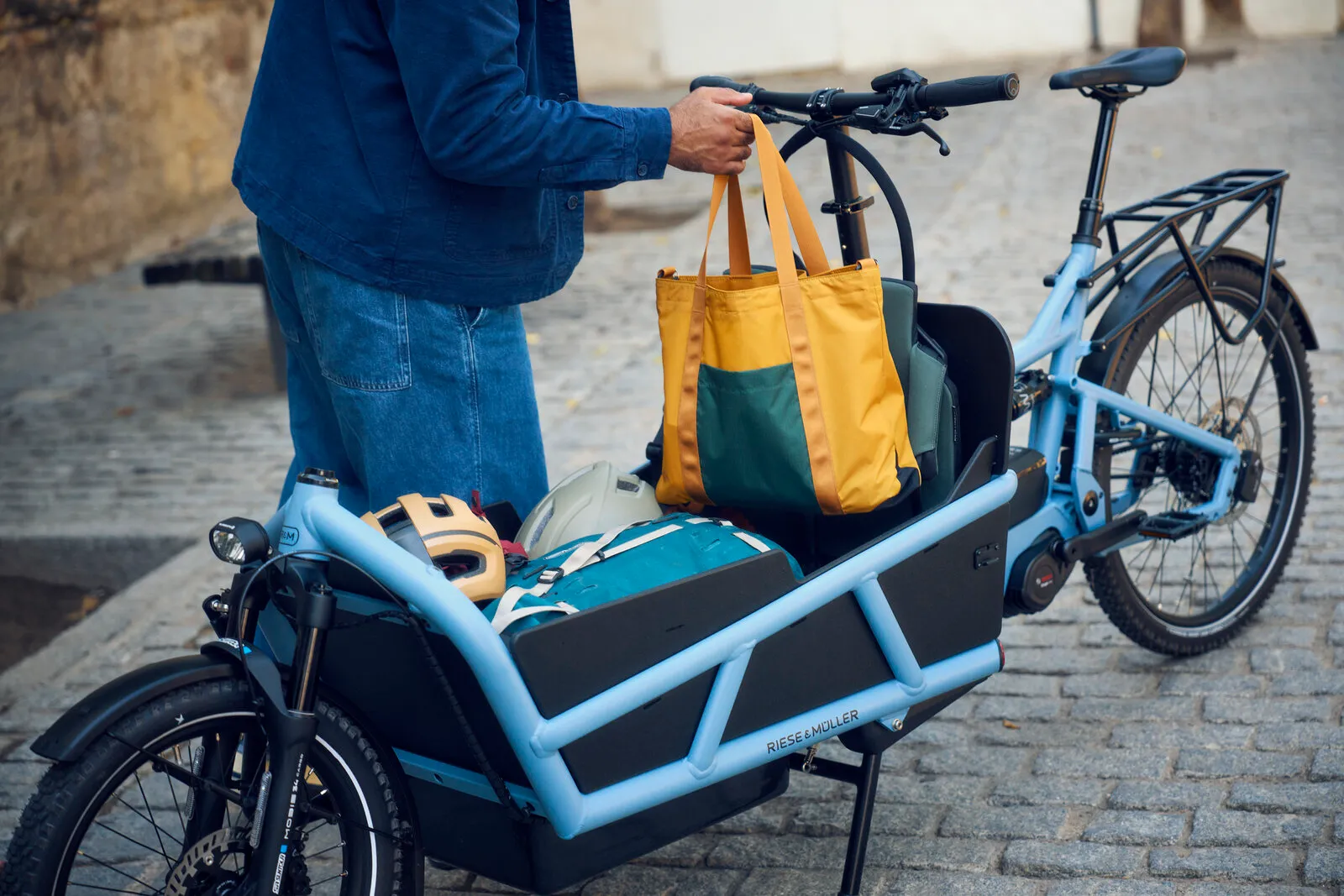 Close-up of the Load5 75 cargo box loading area with low side walls.
