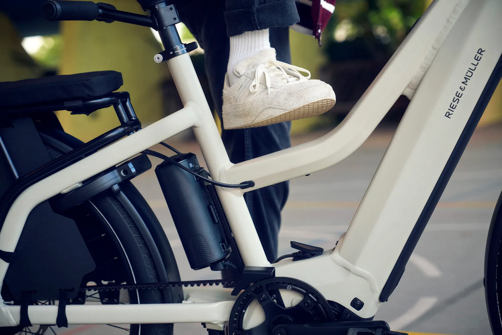 Close-up of the Multicharger3 Mixte low step-through frame with integrated battery and belt drive.