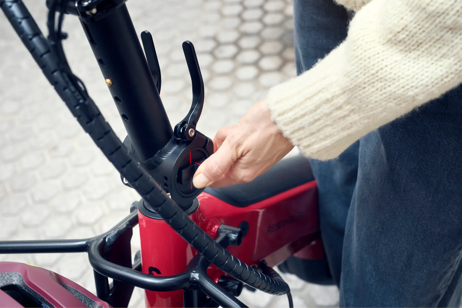 Close-up of the Multitinker2 adjustable stem, showing a hand operating the quick-release height adjustment.