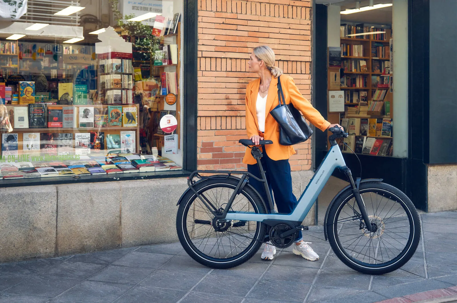 Riese & Müller Nevo5 vario lifestyle shot.