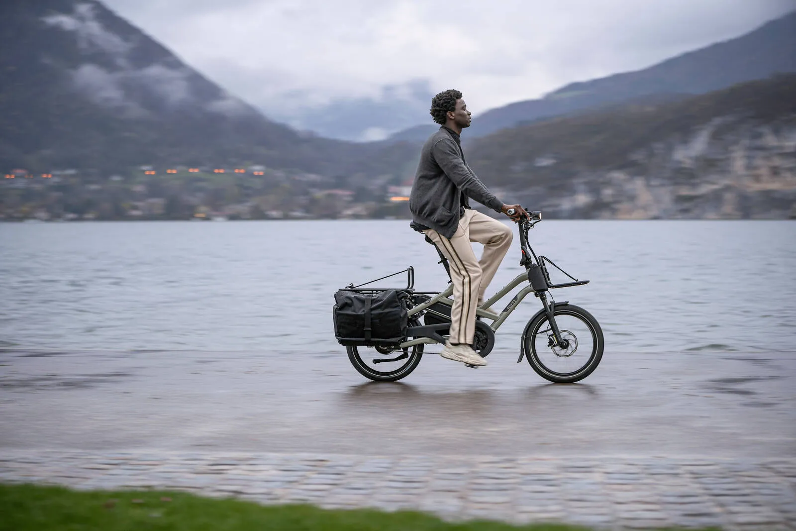 A man riding his Tern HSD next to a lake.
