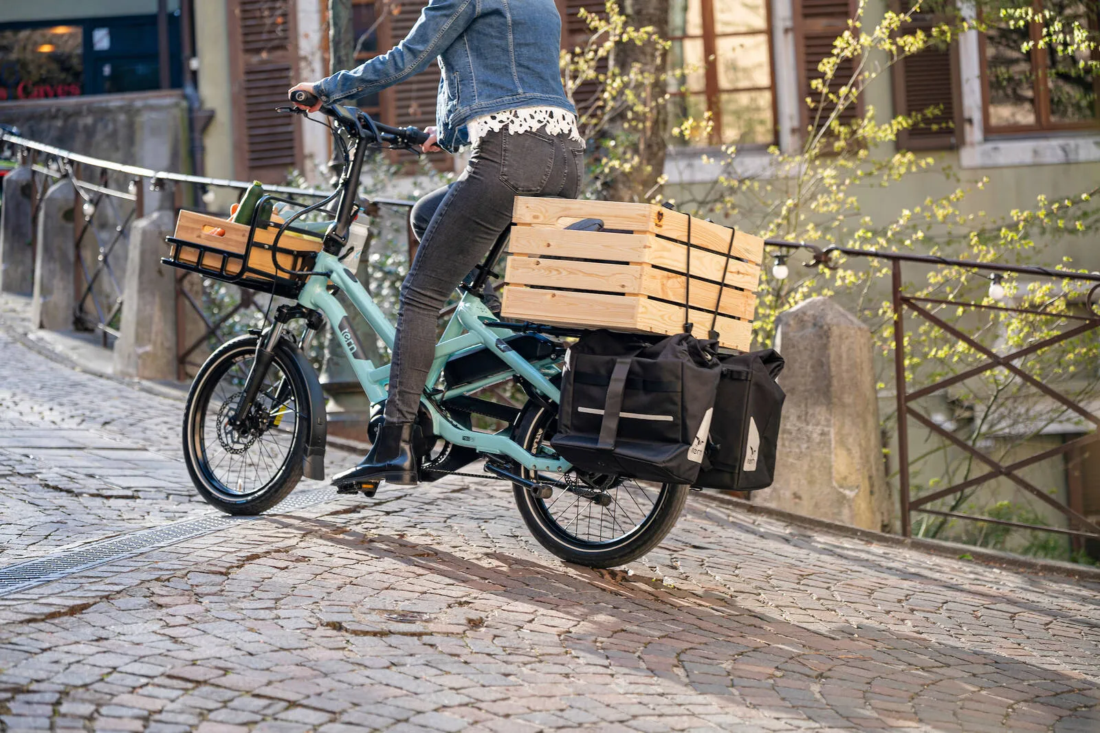 A lady riding her Tern HSD loaded up with shopping.