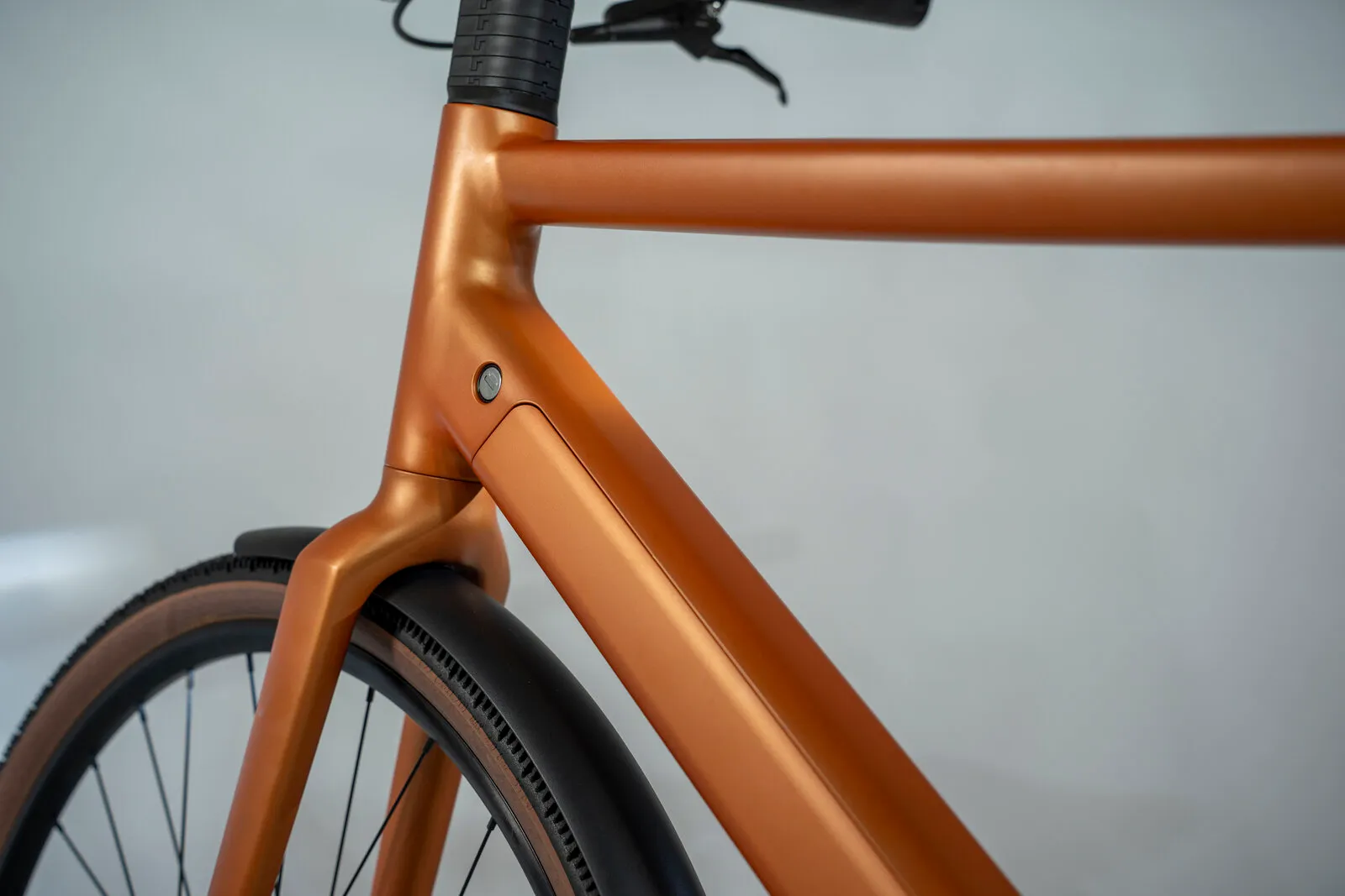 Detail of the e28.X removable battery and charging port.