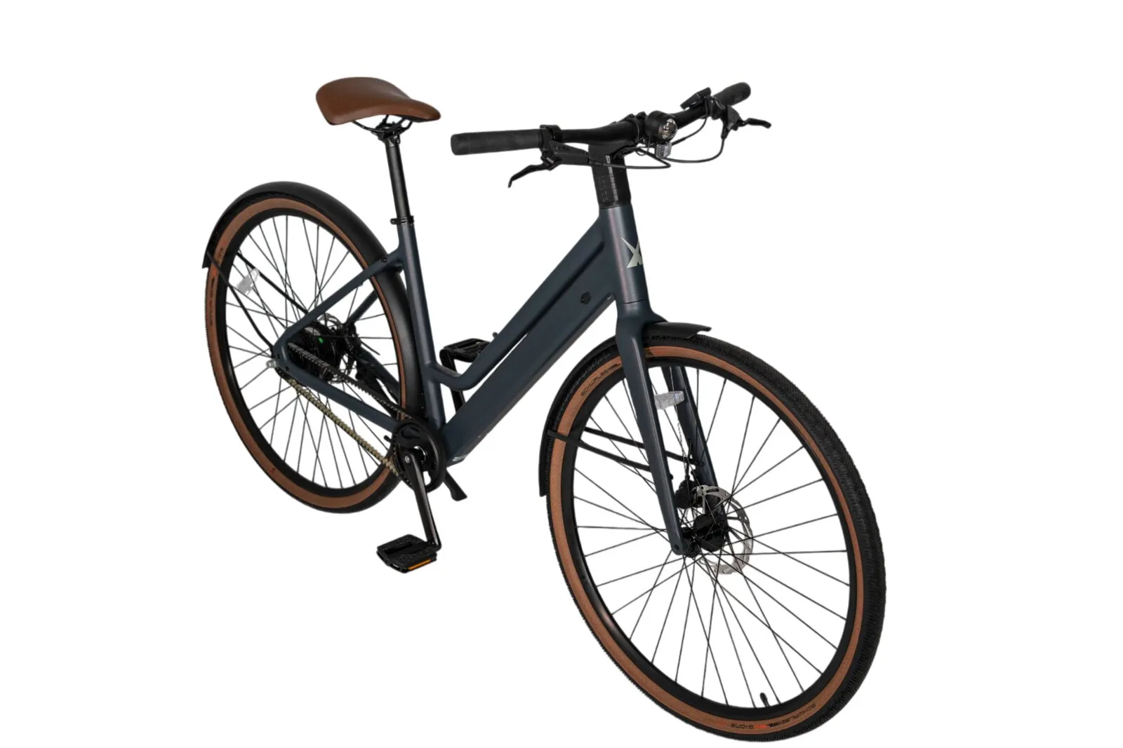 Estarli e28.X in midnight blue with step-through frame and tan accessories.