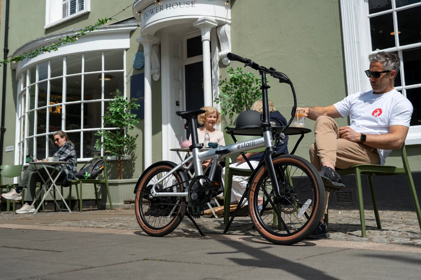 Estarli e20.X folding e-bike in UFO finish outside a café.