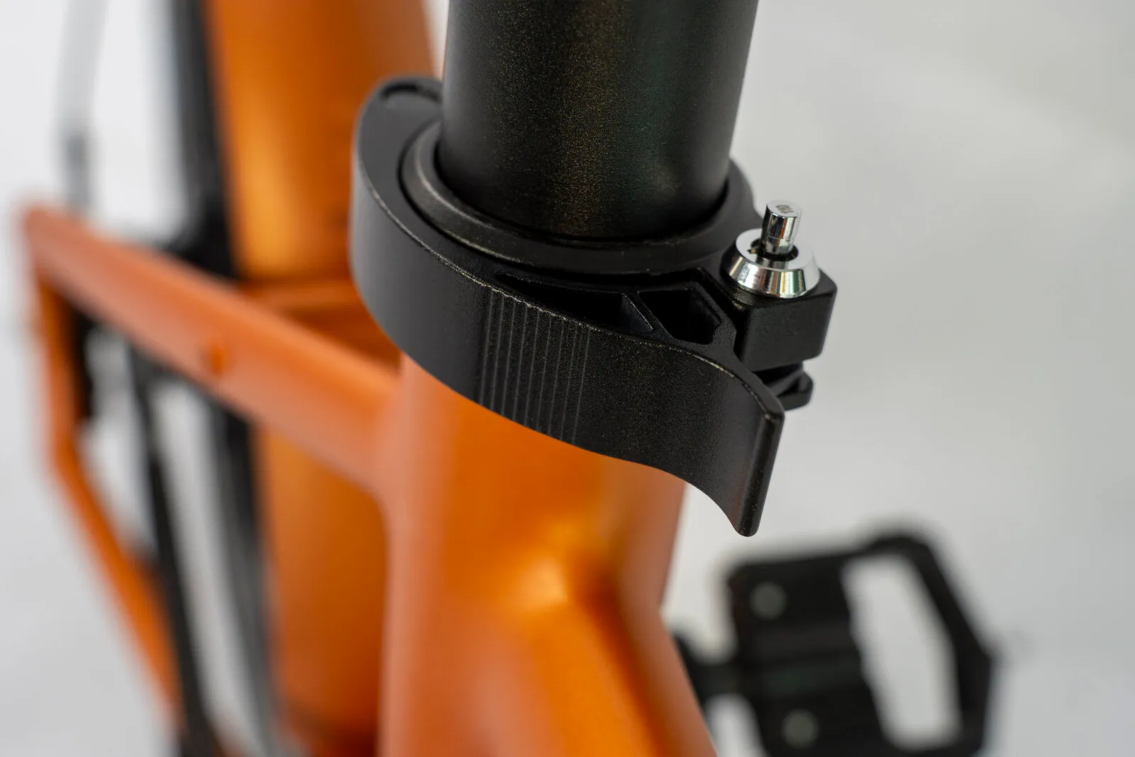 Close-up of the e20.X seatpost quick-release clamp.