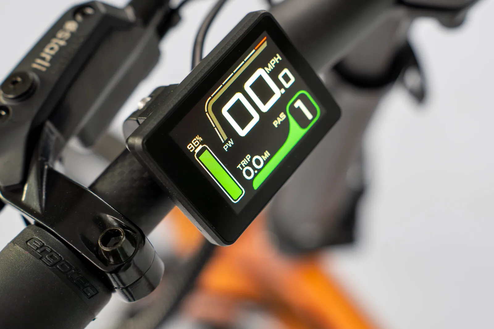 The e20.X LCD display showing speed, battery level and assist mode.