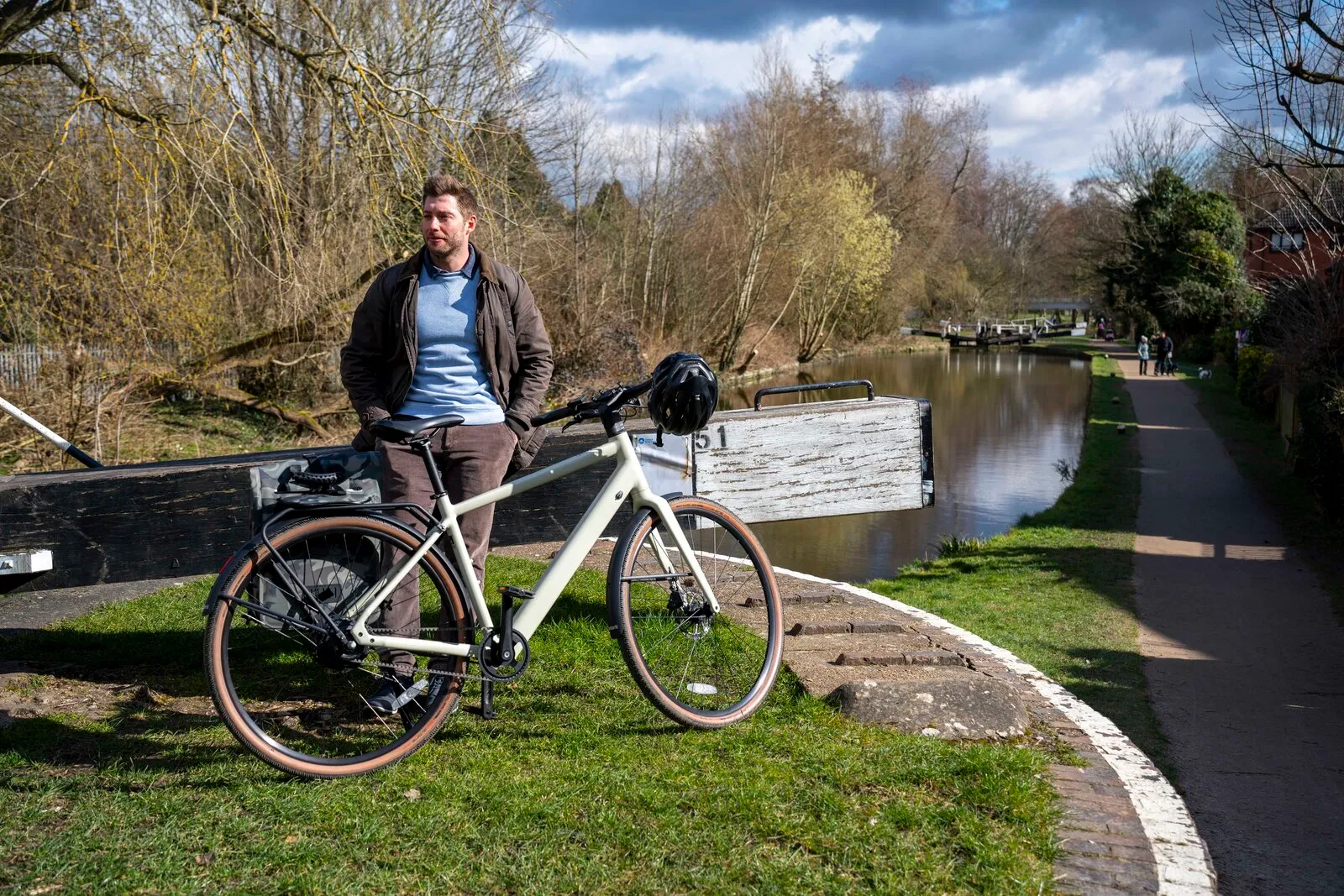 A man standing with the Estarli e28.X crossbar in pistachio beside a canal lock.