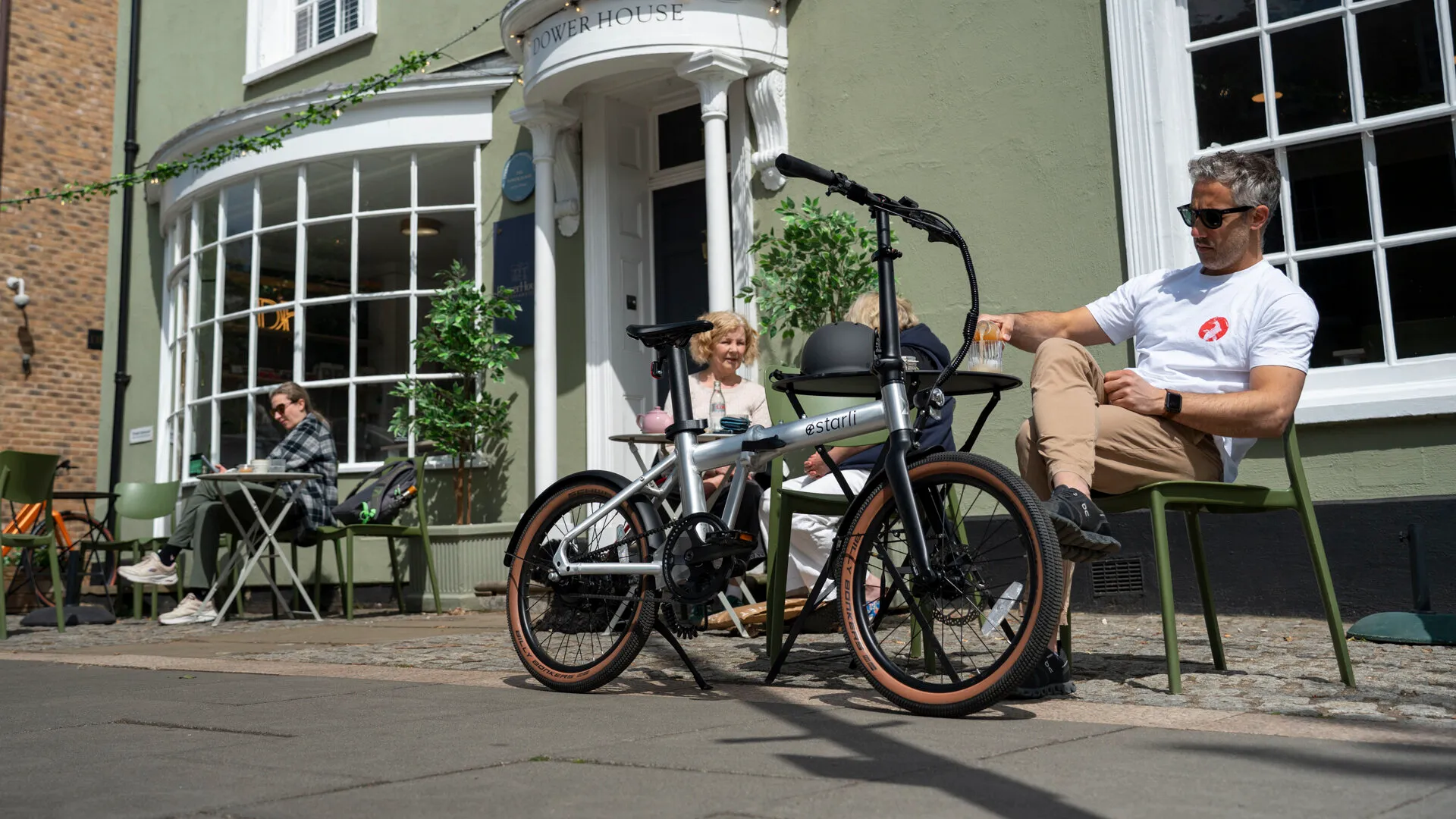 An Estarli e20.X folding bike outside a café