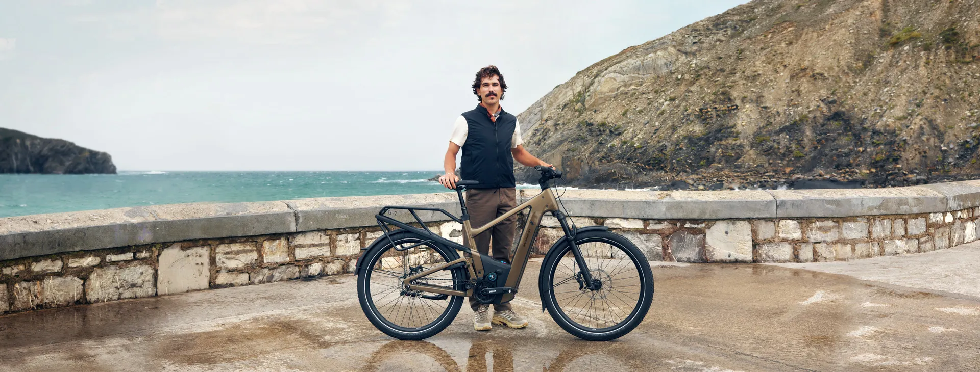 A man with a Riese & Müller Multicharger by the coast