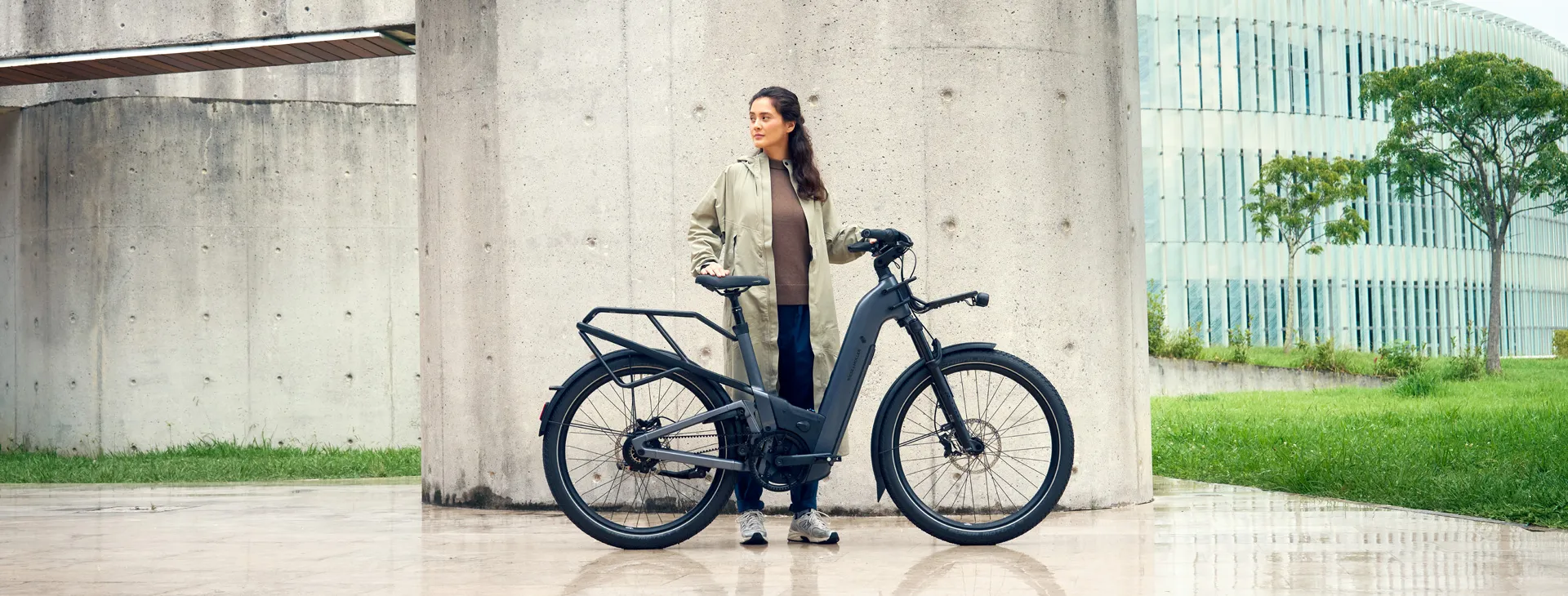 A woman with a Riese & Müller Nevo outside a modern building