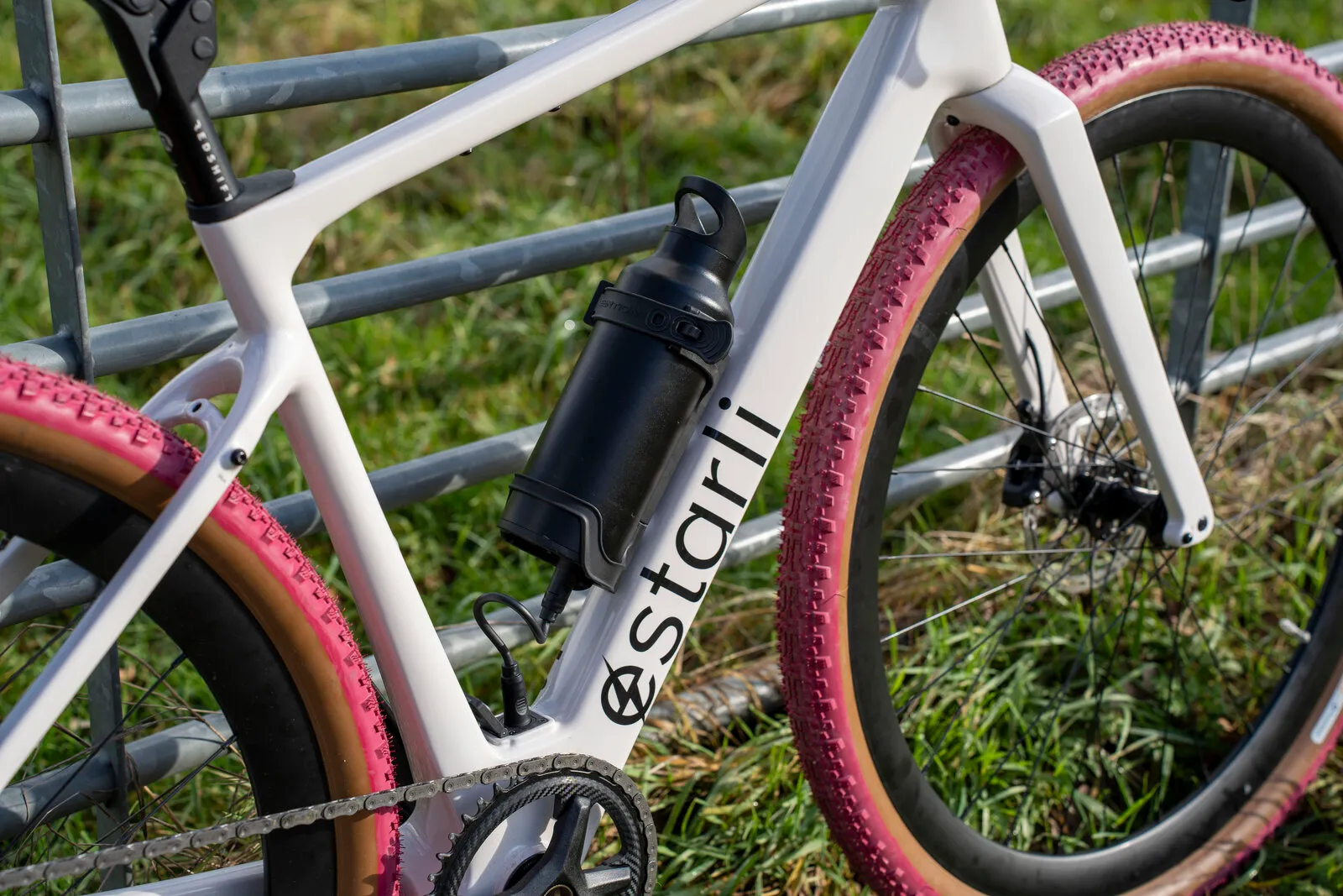Bottle-style range extender battery mounted to the down tube of a lunar white G700.