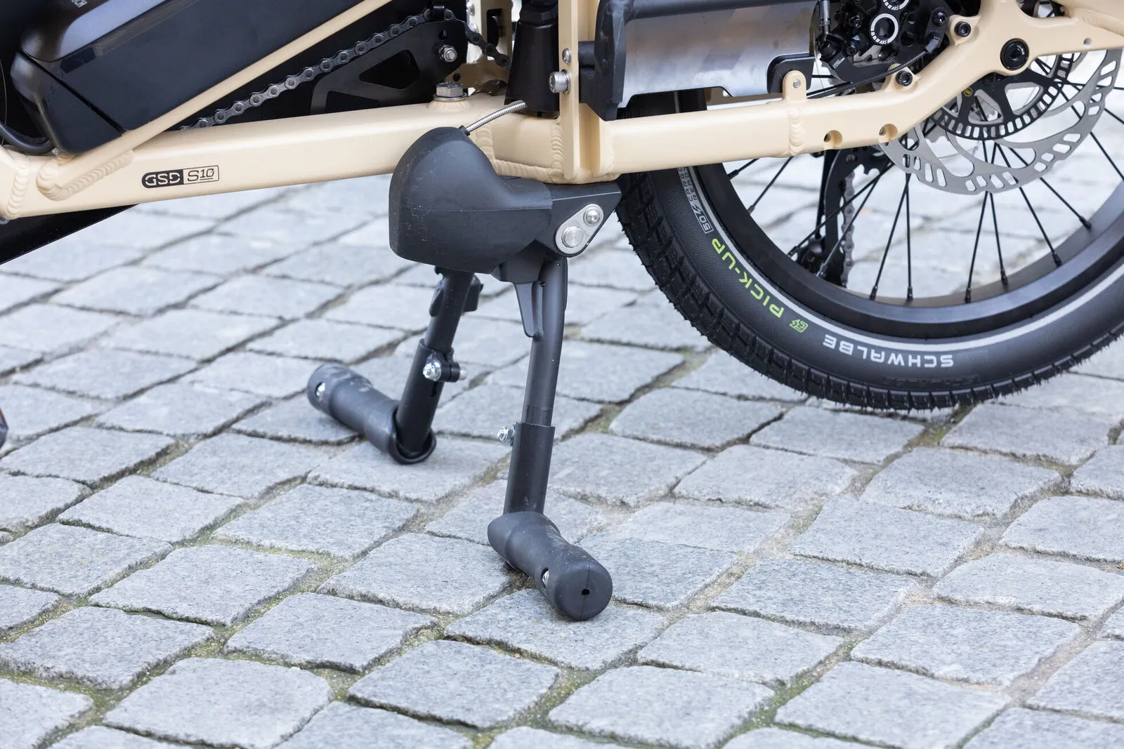 Close-up of the Atlas Lockstand dual-leg kickstand on a satin beige Tern GSD.