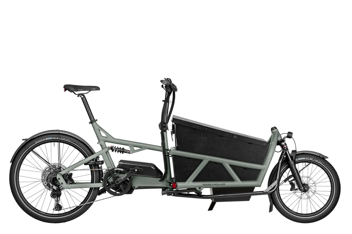 Riese & Müller Load4 75 in coal grey matt with a rear rack, low side walls and three child seats with a footwell.