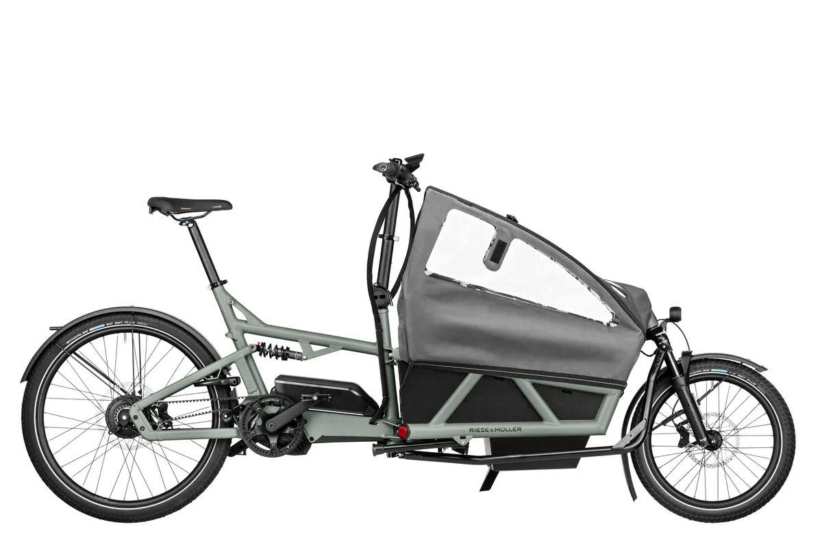 Riese & Müller Load4 60 in tundra grey matt with low side walls, two child seats with a footwell and a child cover.