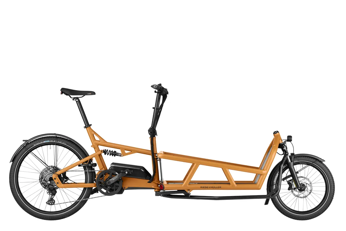 Riese & Müller Load4 75 in peanut matt with low side walls, a child cover and three child seats with a footwell.