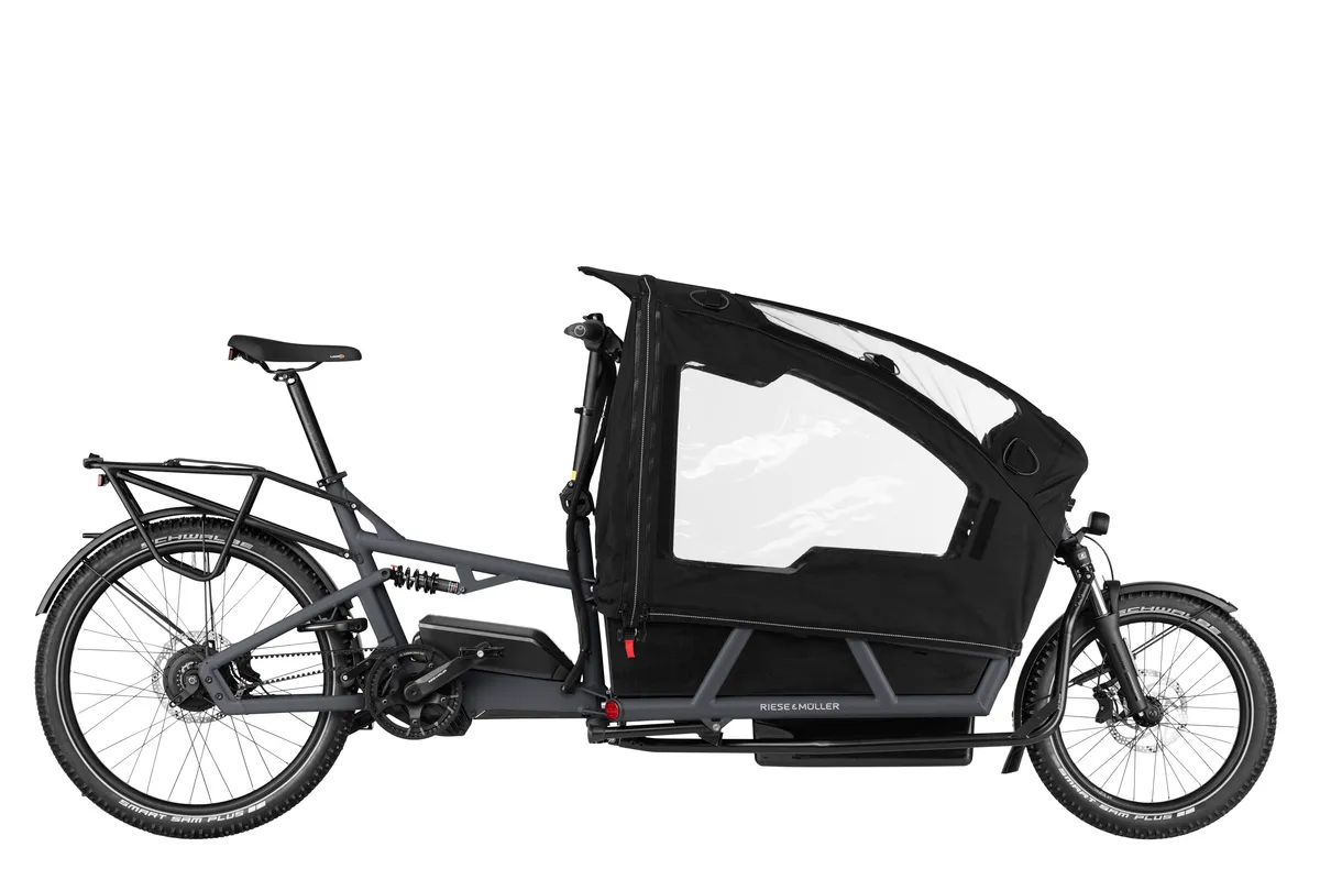 Riese & Müller Load4 75 in coal grey matt with low side walls, a child cover and three child seats with a footwell.