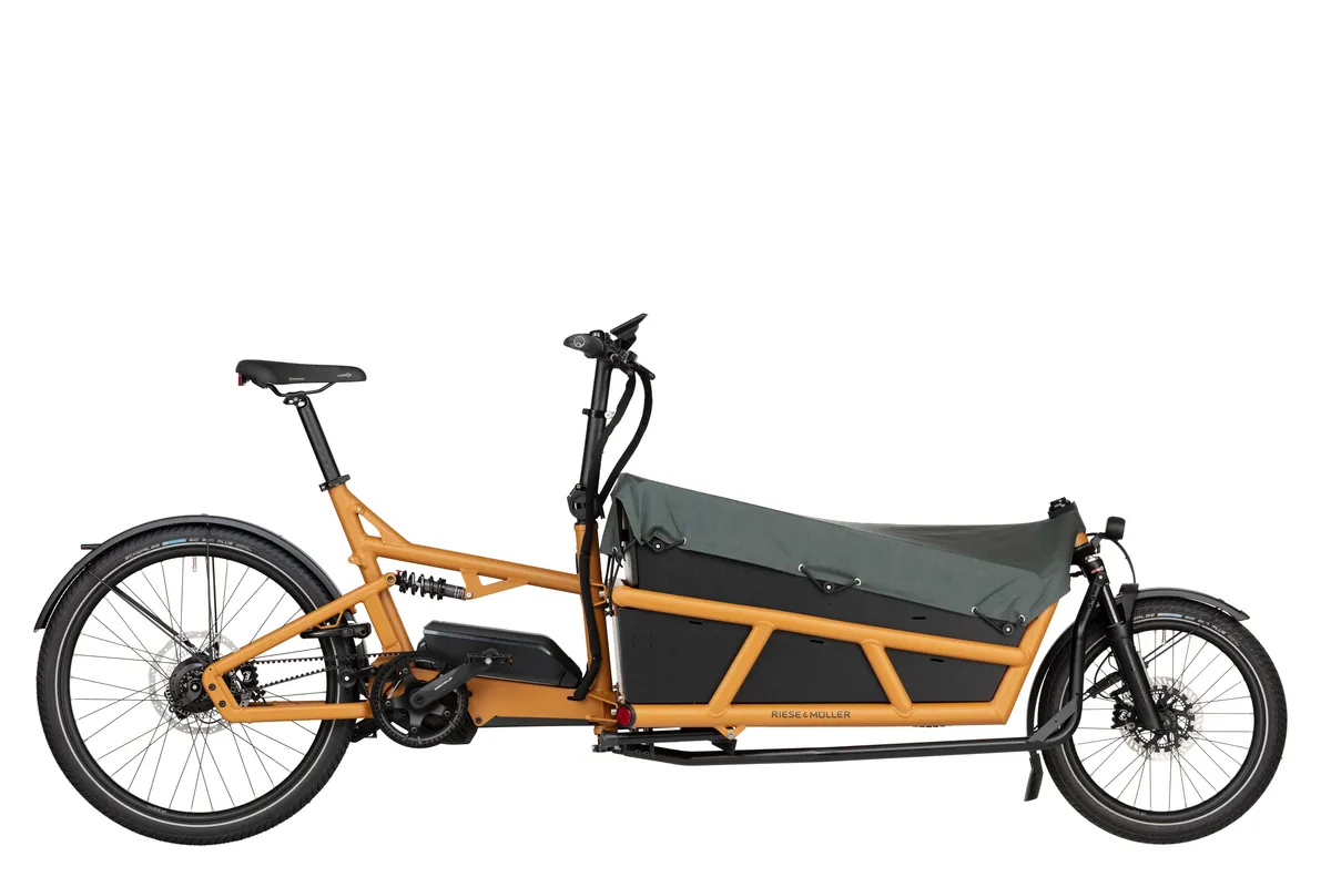 Riese & Müller Load4 75 in coal grey matt with low side walls, a child cover and three child seats with a footwell.