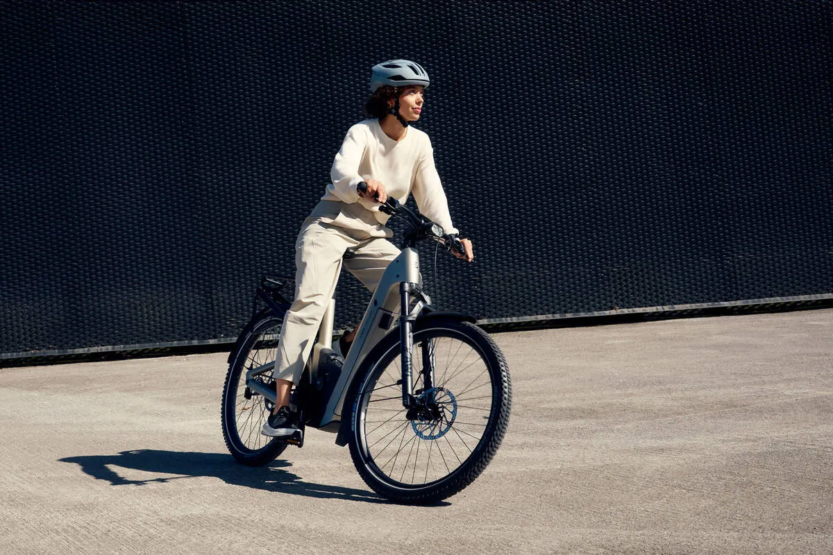 Cyclist in light attire enjoying a smooth ride on the premium Riese & Müller Homage5 e-bike