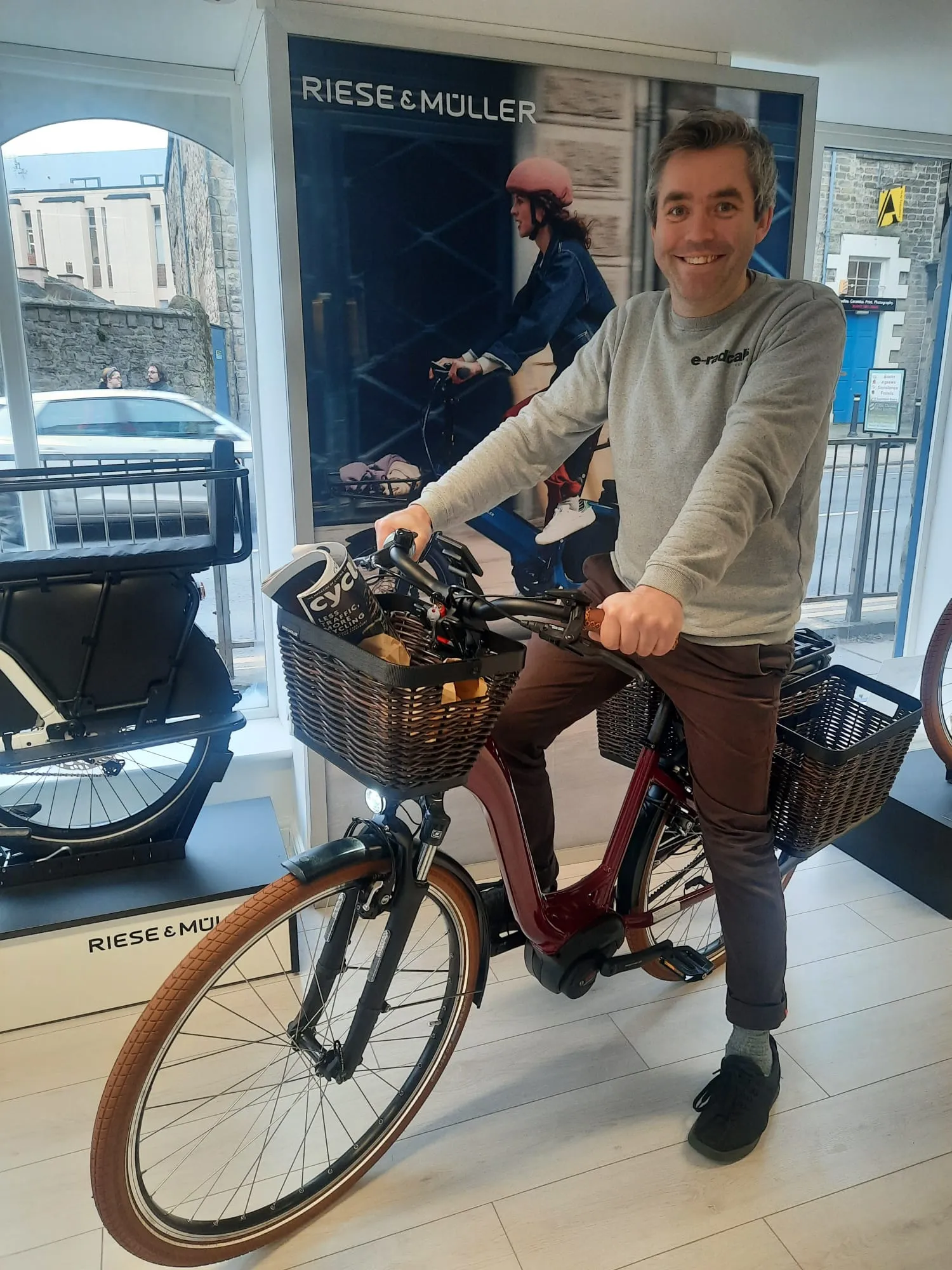 I really love the Riese & Müller Swing. It’s a timeless classic, extremely comfortable to ride, and very practical with its roomy and robust wicker-look baskets. Hope everyone’s having a great weekend! We’re closed today and tomorrow, but open again from Tuesday. Why not pop in for a test ride?